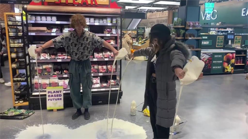 環團人士又出招！素食者闖超市「狂倒牛奶」抗議　引眾怒：浪費食物
