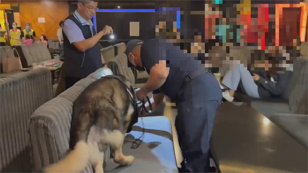 高雄暑期青春專案啟動!「2緝毒犬趴地狂聞值勤」 舞廳小姐搶拍