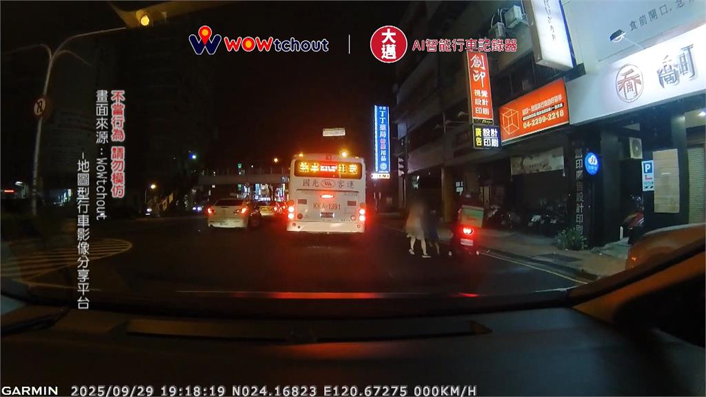 不良身教!婦牽男童「違規穿越車陣」 險遭外送員撞上