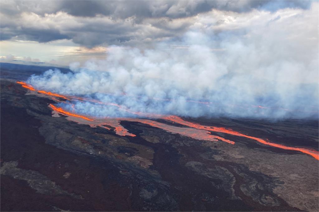 時隔38年全球最大活火山噴發！2小時引10次地震＋遍地高溫熔岩