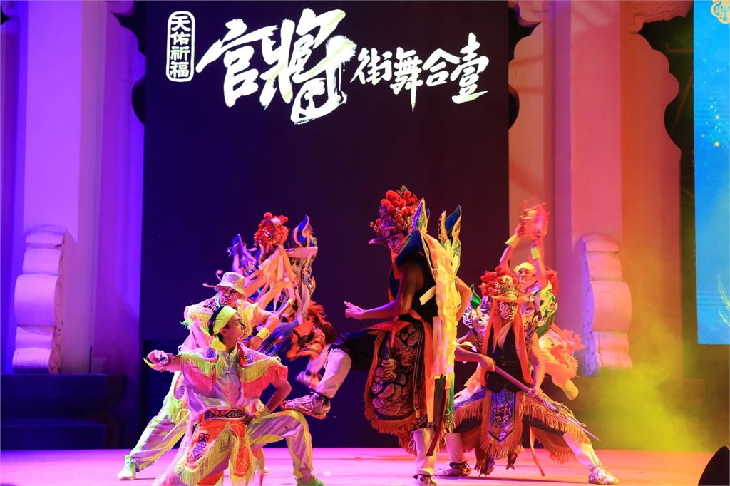 左營萬年季熱鬧登場！　陳其邁、賴瑞隆展現高人氣