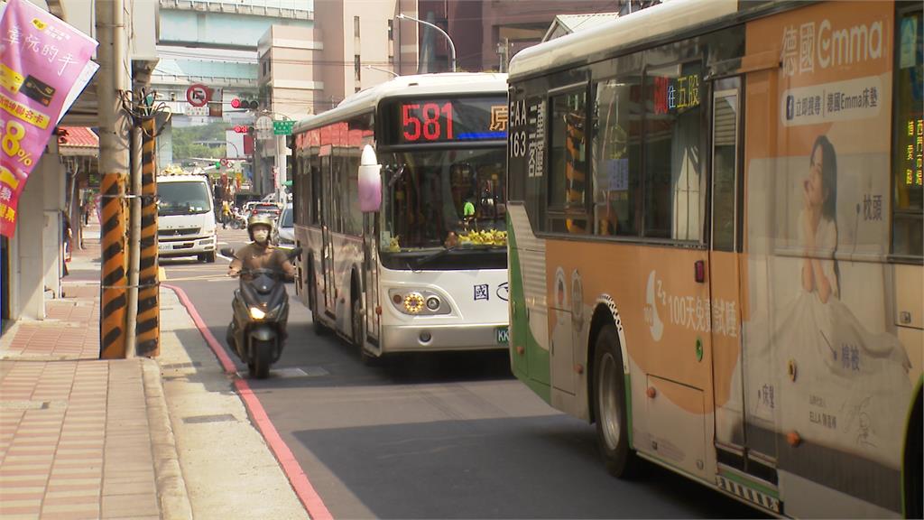 獨家!行車糾紛理智斷線 轎車攔公車怒嗆六字髒話