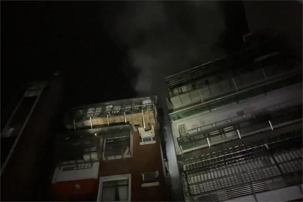 快新聞/北市信義區暗夜惡火!吳興街1頂加悶燒 消防隊急到場灌救