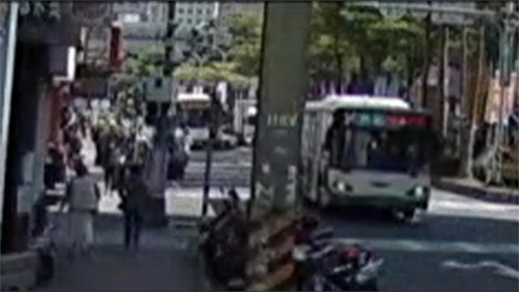 閃避公車遭撞倒險遭輾過　騎士丈夫盼提供畫面還原真相