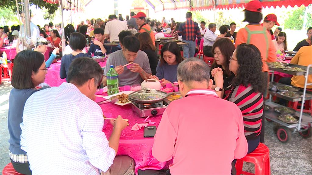 台灣婚宴「辦桌文化」快消失？內行人曝關鍵原因：路邊吃飯很難受的