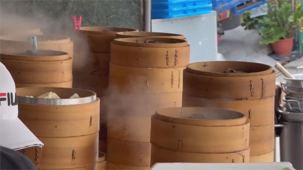 台中人氣湯包疑見「生鏽鐵片」? 業者:可能是「硬掉肉片」