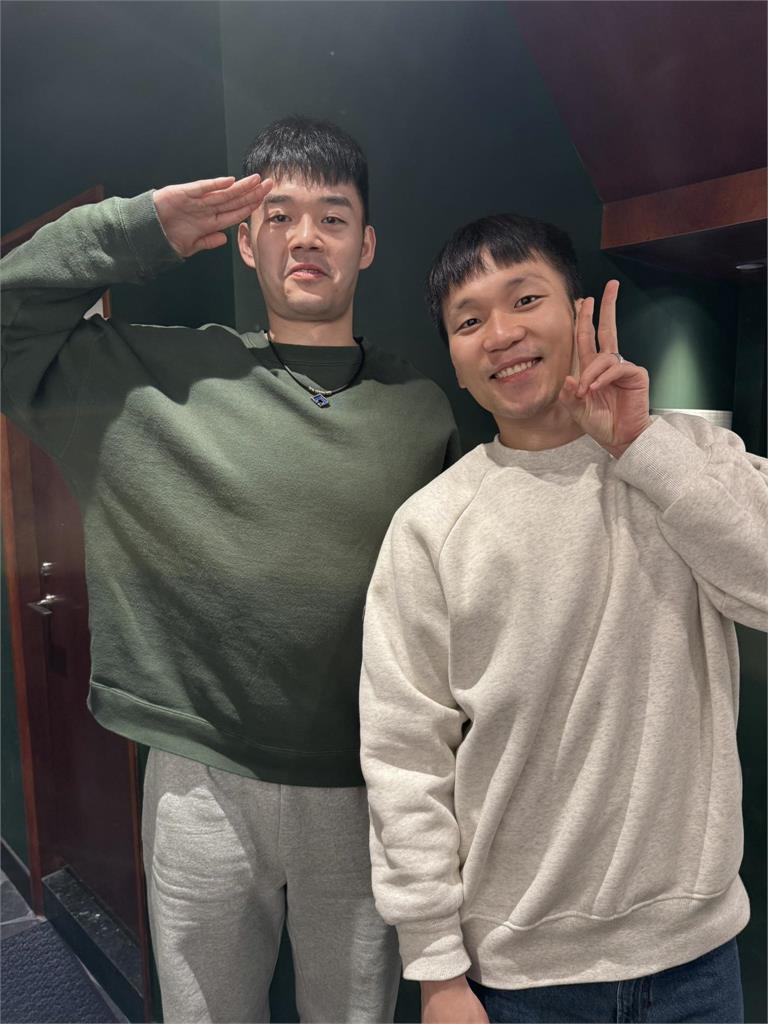 王齊麟和高官吃飯嗨喊：輕鬆自在！合照曝光竟是「麟洋配」金牌搭檔