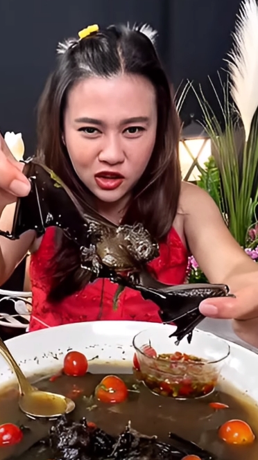 怕爆!泰國女網紅「整隻蝙蝠」熬成湯 開直播「展翅吃下肚」全網嚇傻
