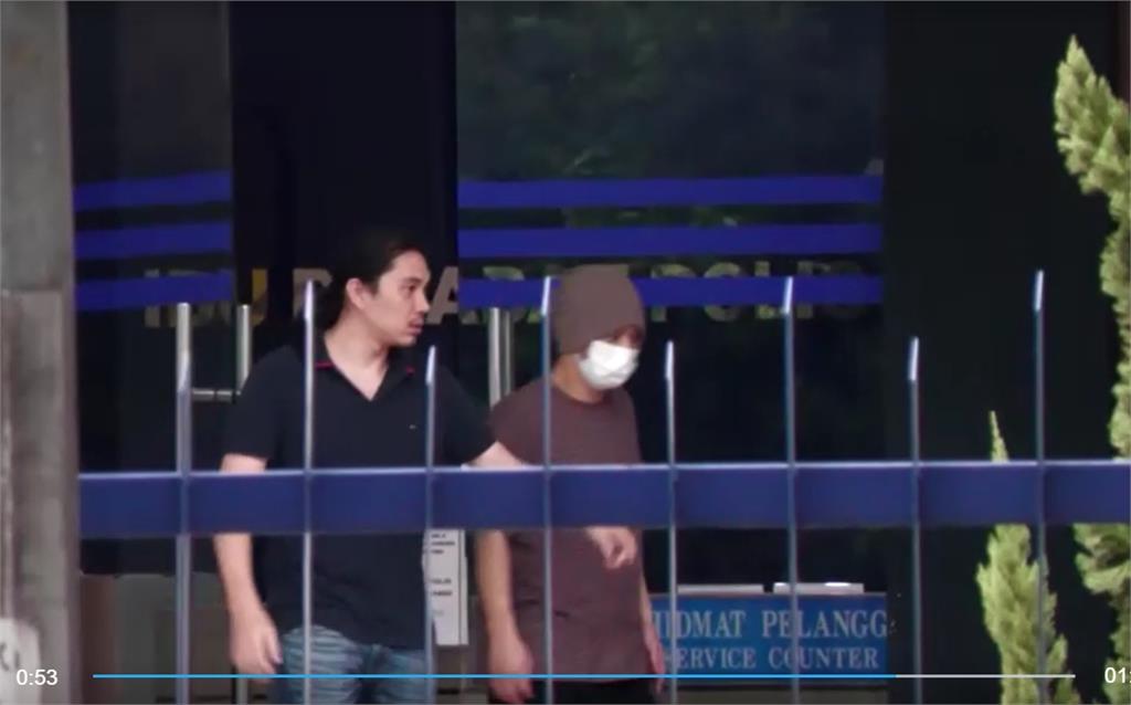 黃明志捲謝侑芯命案獲釋首露面!步出警局「正面照曝光」15年女友緊跟在後