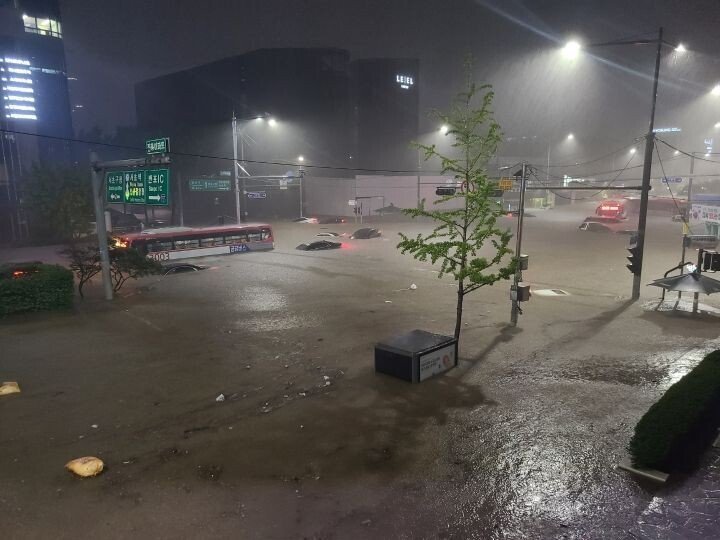 首爾暴雨西裝男卻「穩坐車頂」 網見「淡定緊盯雙手」笑喊:太過浪漫