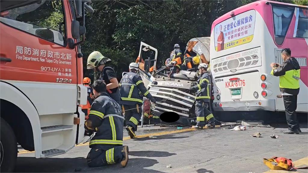快新聞／新北萬里重大車禍「砂石車駕駛救出送醫」　國光客運站長到場關切