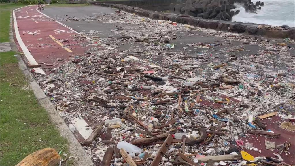 「卡努」颱風加上年度大潮　大量海漂垃圾湧入鼻頭漁港