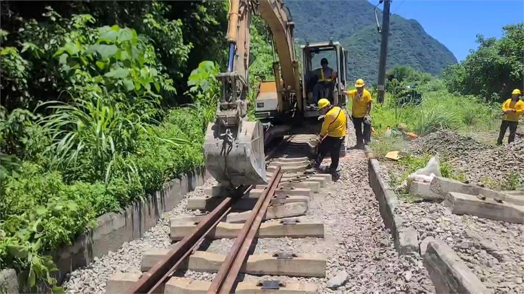 台鐵東正線才剛搶通 150噸巨石崩落砸斷鐵軌「單線通車」
