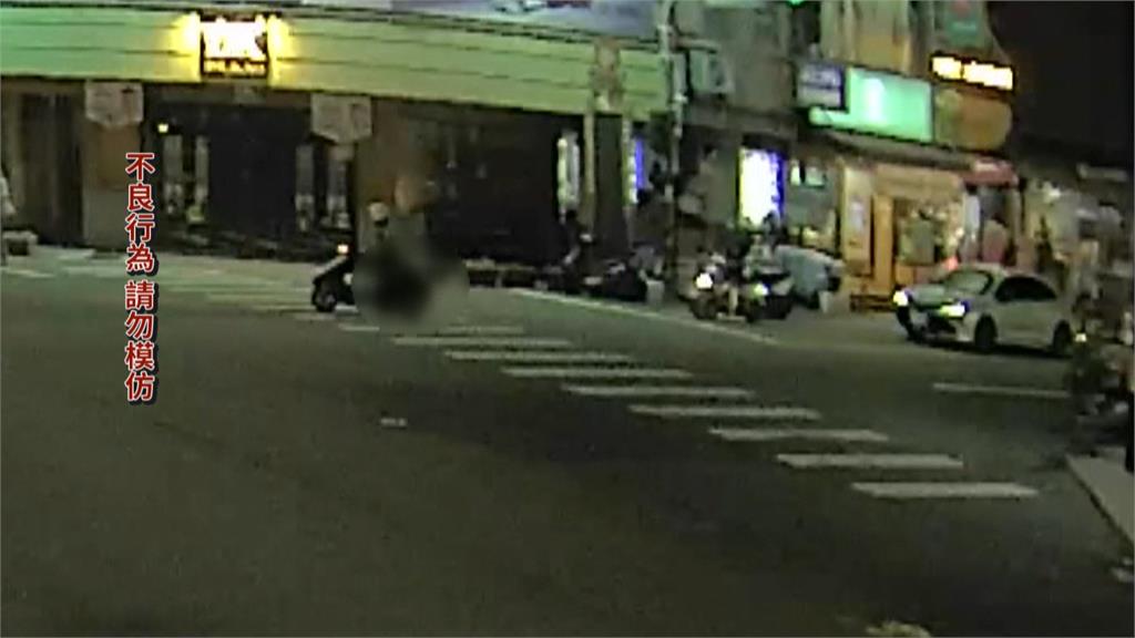 嚇人！疑女友情變受刺激　台中男騎車持刀「揮舞狂飆」