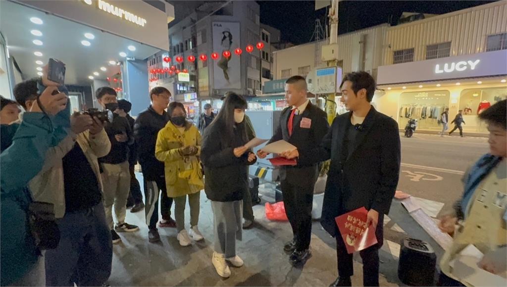 八炯罷免出新招!花蓮街頭發「兩蔣春聯」深藍長輩陷混亂:現在國民黨立委在幹嘛