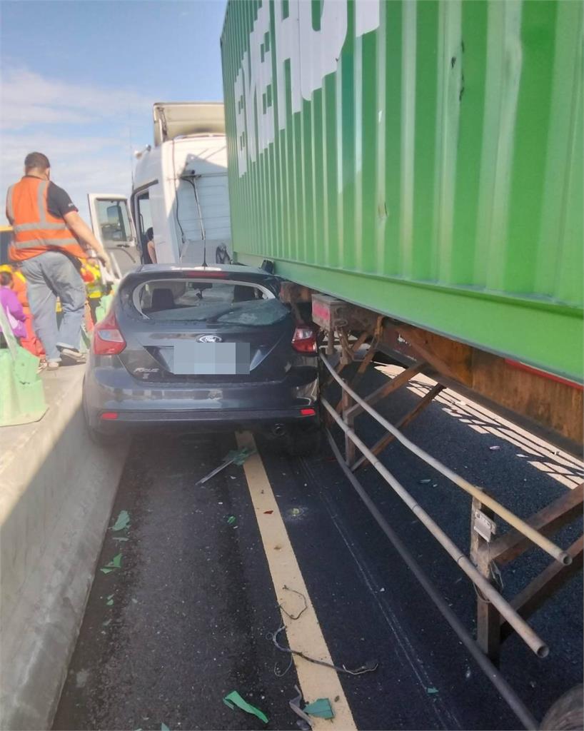 前往快速道路處理掉落物　竹東警車遭貨車追撞　女警輕傷一度失憶