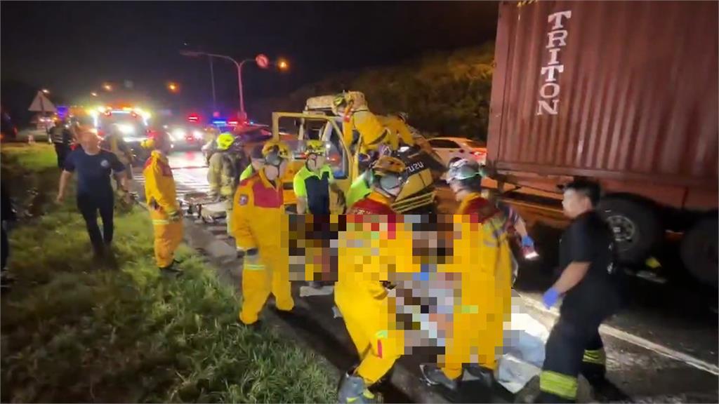 國1五堵交流道拖吊車猛撞貨櫃車　駕駛當場受困身亡