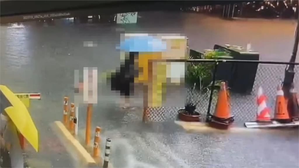 大暴雨! 騎士冒險涉水行駛 七賢路車輛快滅頂