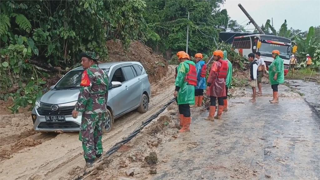 印尼暴雨成災奪27條人命 雅加達淹大水民眾快滅頂