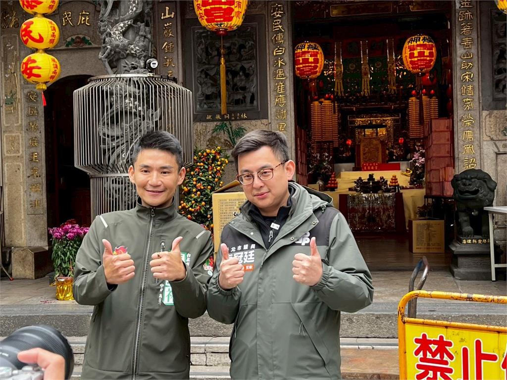 卓冠廷議員力挺「台派戰鬥雞張銘祐」　青山宮參拜車隊掃街