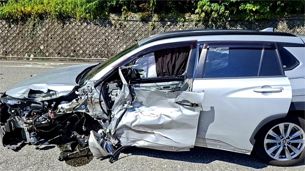 「蝦」毀！小貨車運蝦車撞翻　活蝦滿地警民忙「撈蝦」