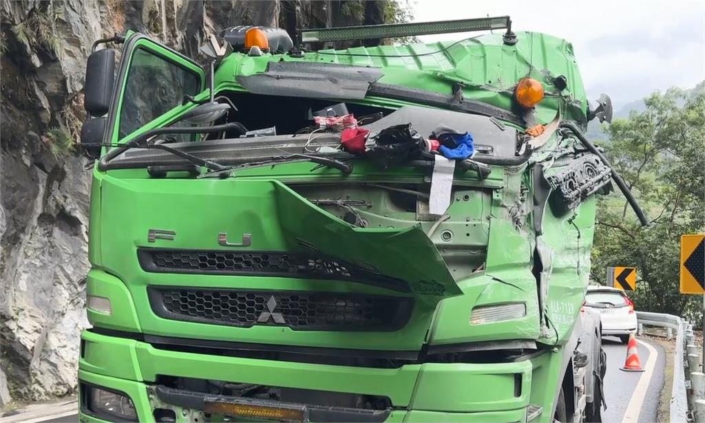 天雨路滑?車速過快? 曳引車自撞山壁 險墜20公尺深山谷