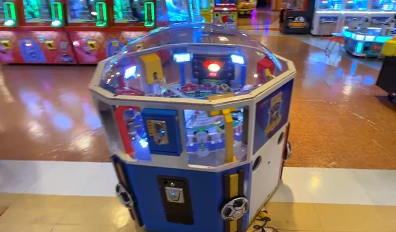 逛百貨疑遭街友衣架打膝蓋　當事人不滿：百貨竟沒報警