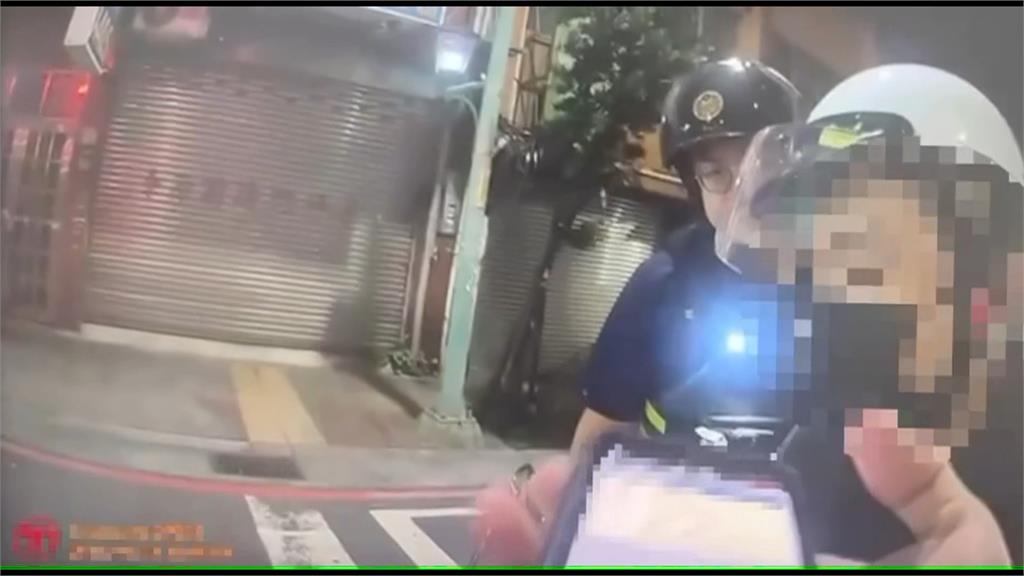 插翅難飛!通緝犯買宵夜遇盤查 騎車逃逸警跳上後座逮人