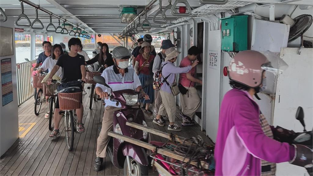 渡輪等待下船「電動車突暴衝」　連人帶車衝撞右邊騎士幸無人傷