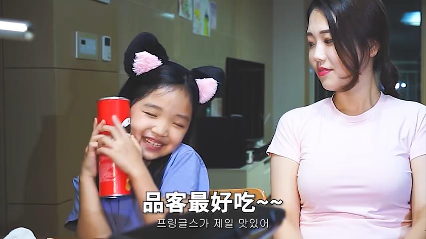 韓國小女孩初嚐4款台灣零食　實測結果竟輸給「這個餅乾」