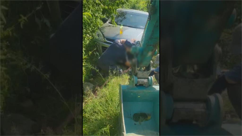 山坡地監測工程人車卡邊坡 花了3小時...警動員機具助脫困
