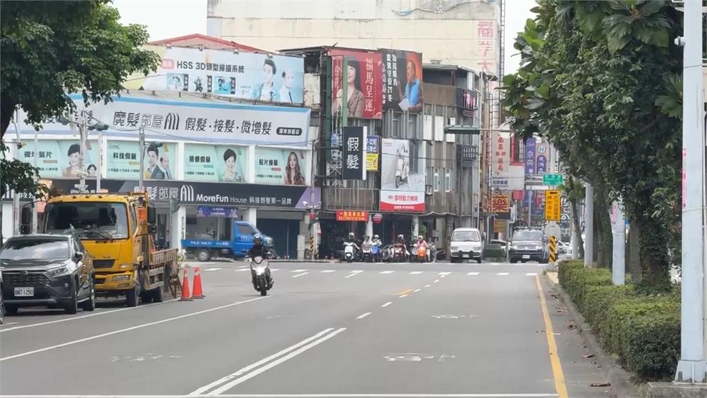 行動神主牌！　騎士「連續逆向鑽車陣」　網友痛批：三寶、不要命