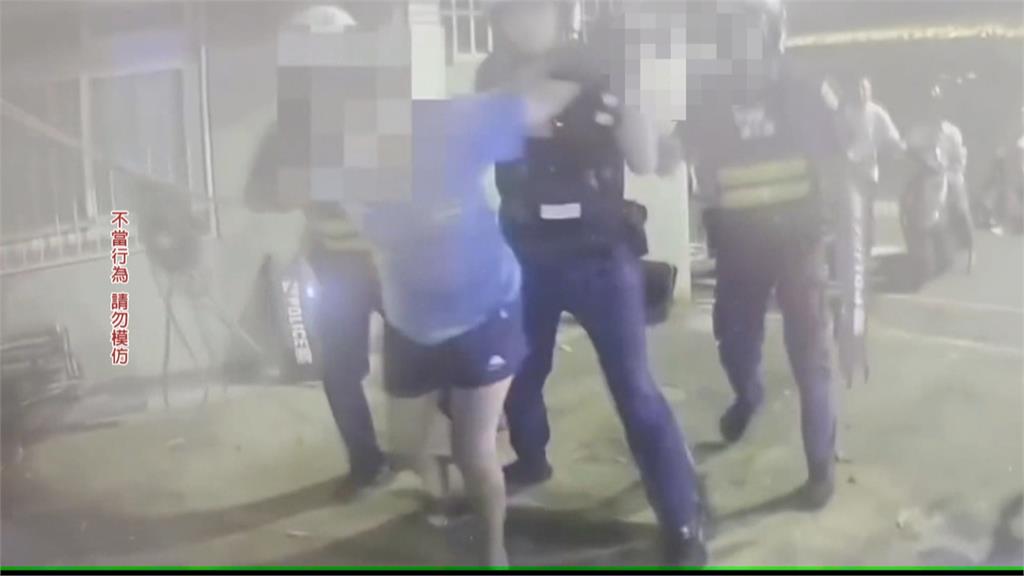 土地糾紛暴走! 土城婦揮菜刀砍攤架 遭警奪刀制伏