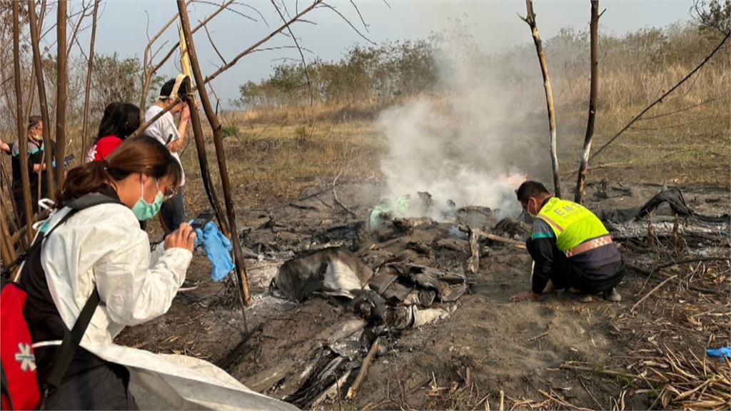 彰化輕航機空中冒煙後墜河床起火　教練、日籍遊客當場死亡