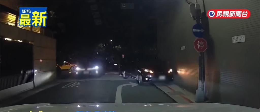 邱毅座車「逆向直衝」擋道全堵死！畫面網轟「真唱邱」大安分局出手了
