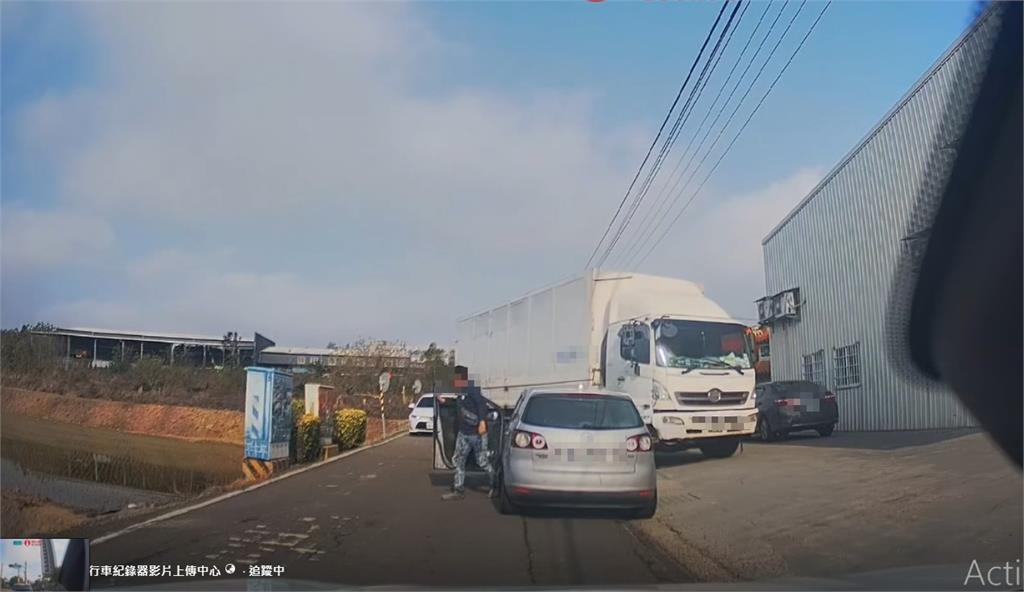 台中2車狹路相逢互不讓？　整條路全塞爆「喇叭聲此起彼落」