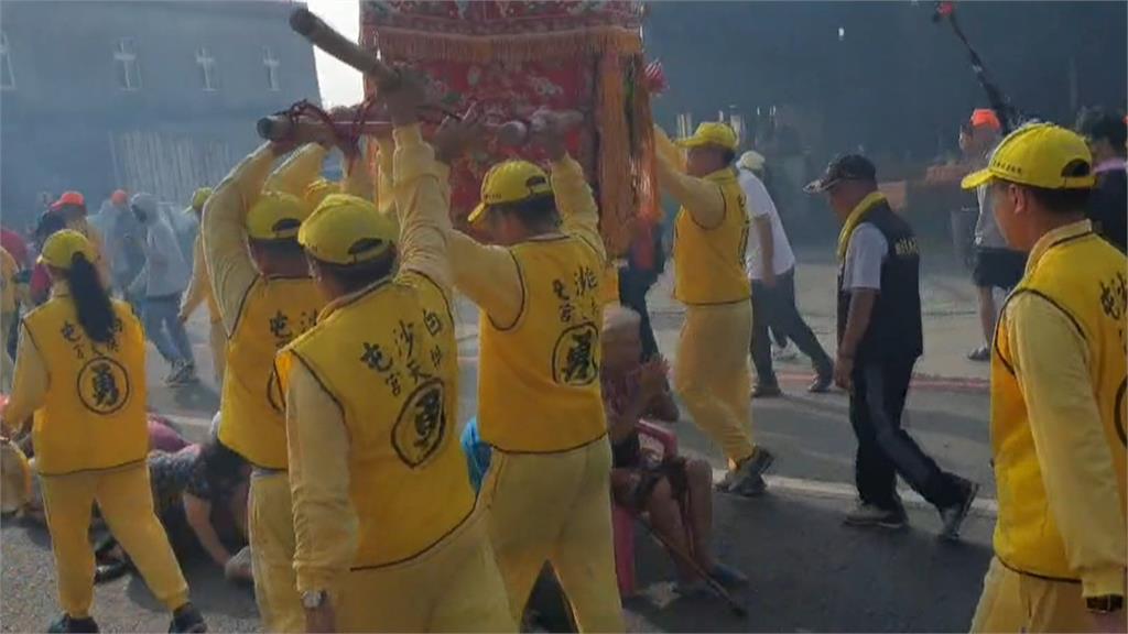「粉紅超跑」南下贊境 鑾轎突停5分鐘為遲緩兒賜福
