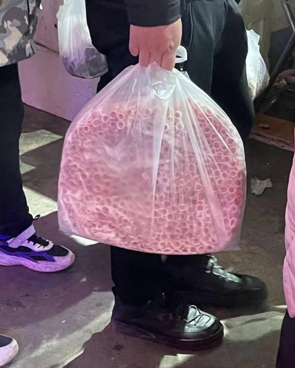 影/XXXL版火腿腸嚇壞小鳥胃!「超巨尺寸」嚇壞網:包了整隻豬?