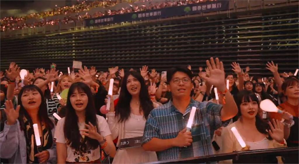 快新聞／感動！獻給花蓮光復及鏟子超人　五月天高雄巨蛋帶動合唱〈倔強〉
