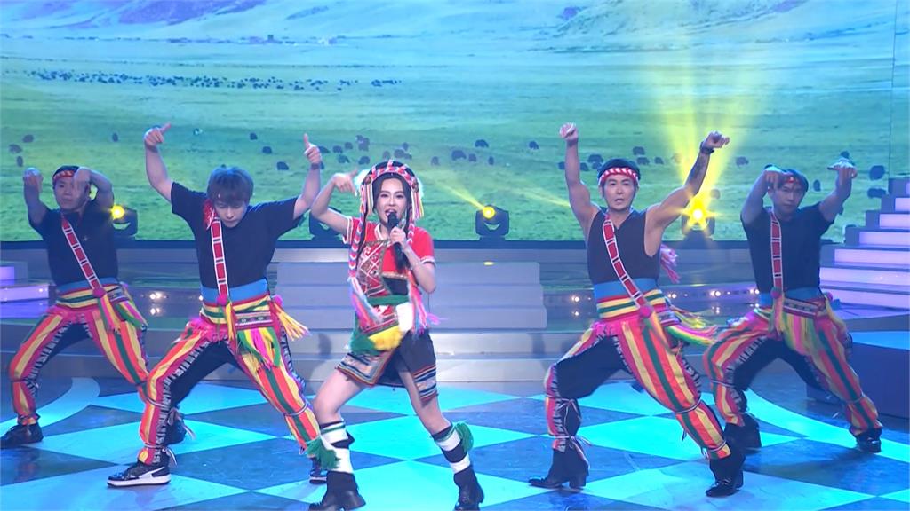 原地嚇到！王彩樺對包偉銘做1事　老婆劉依純秒衝上台