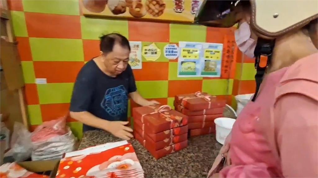 超實惠！基隆餅舖「25元蛋黃酥」搶翻　鐵窗牌月餅熱銷