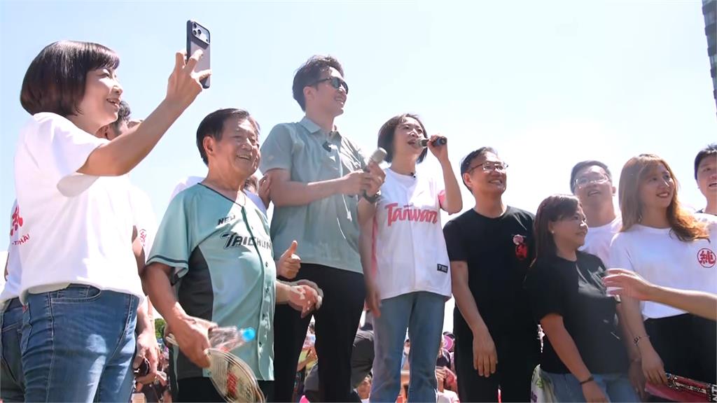 沈伯洋台中合體何欣純!  審計新村人潮爆滿"寸步難行"