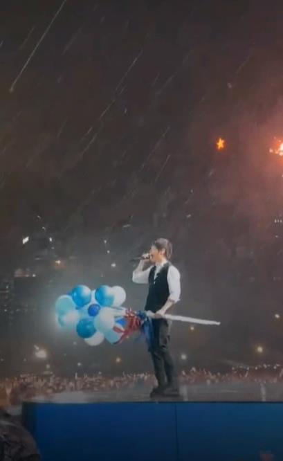 五月天香港首日暴雨攪局！　演唱會改「線上安可」逾3.5萬人觀看