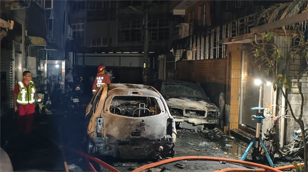 快新聞/疑車主縱火!新北新店巷內凌晨惡火波及5民宅 8人送醫