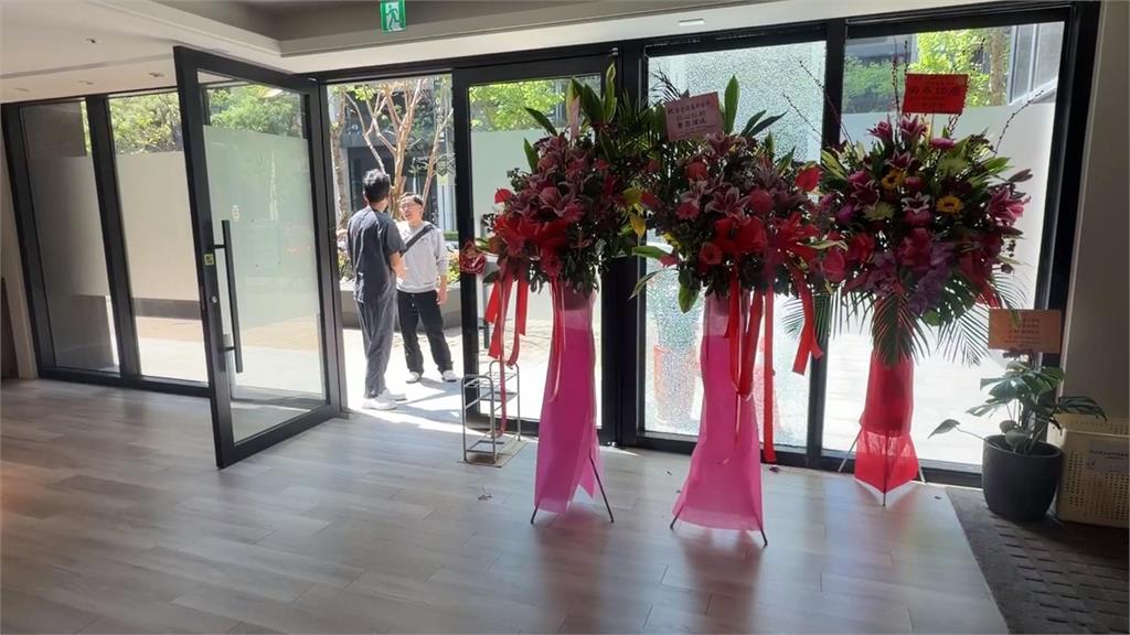 開幕未滿月就遇劫? 新竹診所大門玻璃遭擊裂成網狀