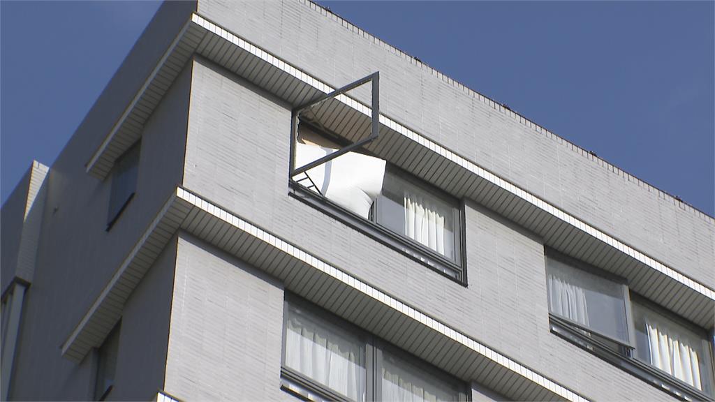 三峽社會宅氣密窗爆裂 碎片四濺嚇壞住戶