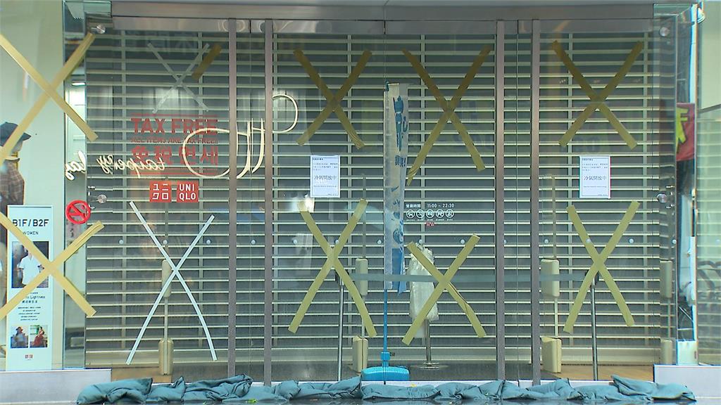 放颱風假西門町人聲鼎沸 店家憂風雨提早打烊 外國客躲回飯店