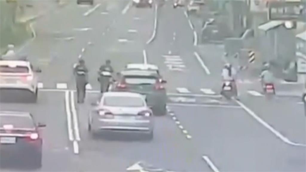 台南84歲阿伯迴轉自撞電桿　不顧爆胎車頭毀竟繼續開