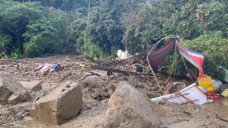 快新聞／嘉義暴雨「喪家出殯前遭土石流淹沒」畫面曝　挖土機今急上山救援