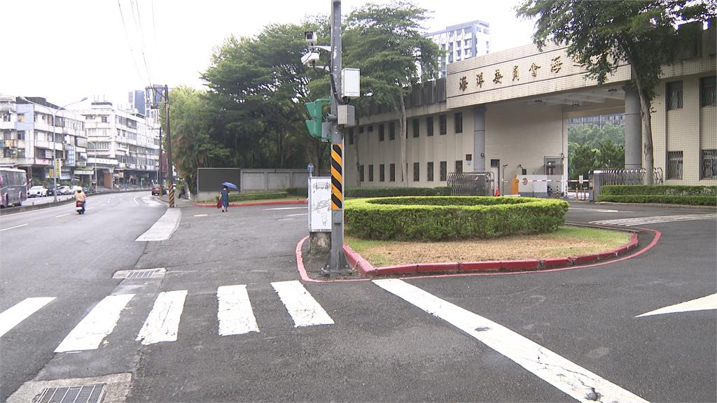 男跌坐路邊賴著不走遭毆打　疑姊姊長照壓力大情緒失控